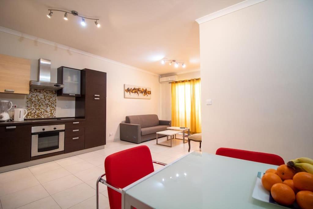 Saint Julian's Modern Apt In The Heart Of Maltese Nightlife מראה חיצוני תמונה