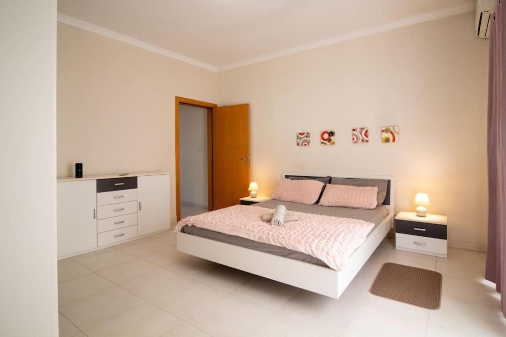 Saint Julian's Modern Apt In The Heart Of Maltese Nightlife מראה חיצוני תמונה