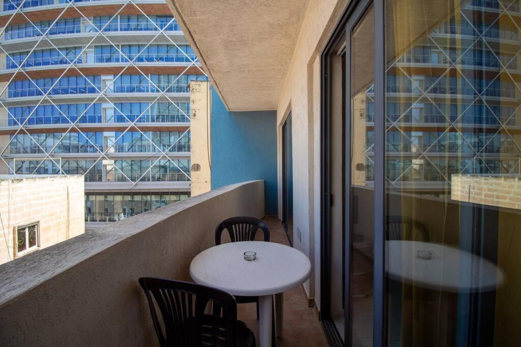 Saint Julian's Modern Apt In The Heart Of Maltese Nightlife מראה חיצוני תמונה