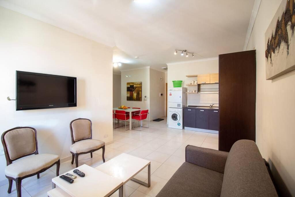 Saint Julian's Modern Apt In The Heart Of Maltese Nightlife מראה חיצוני תמונה